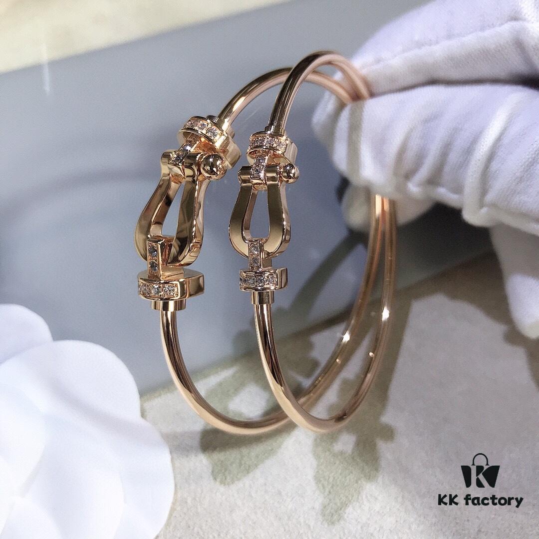 Stunning Bracelet Inspired by Guan Xiaotong's Style – Fred-Inspired Design with Horseshoe Charm in Platinum, Rose Gold, and Yellow Gold