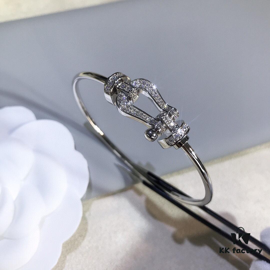 Stunning Bracelet Inspired by Guan Xiaotong's Style – Fred-Inspired Design with Horseshoe Charm in Platinum, Rose Gold, and Yellow Gold