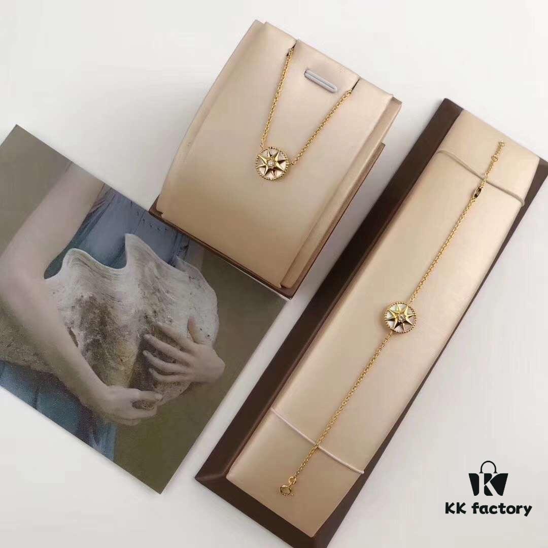 New Hot-Selling Counter DIRO Compass Pendant, Reversible Design Loved by Celebrities