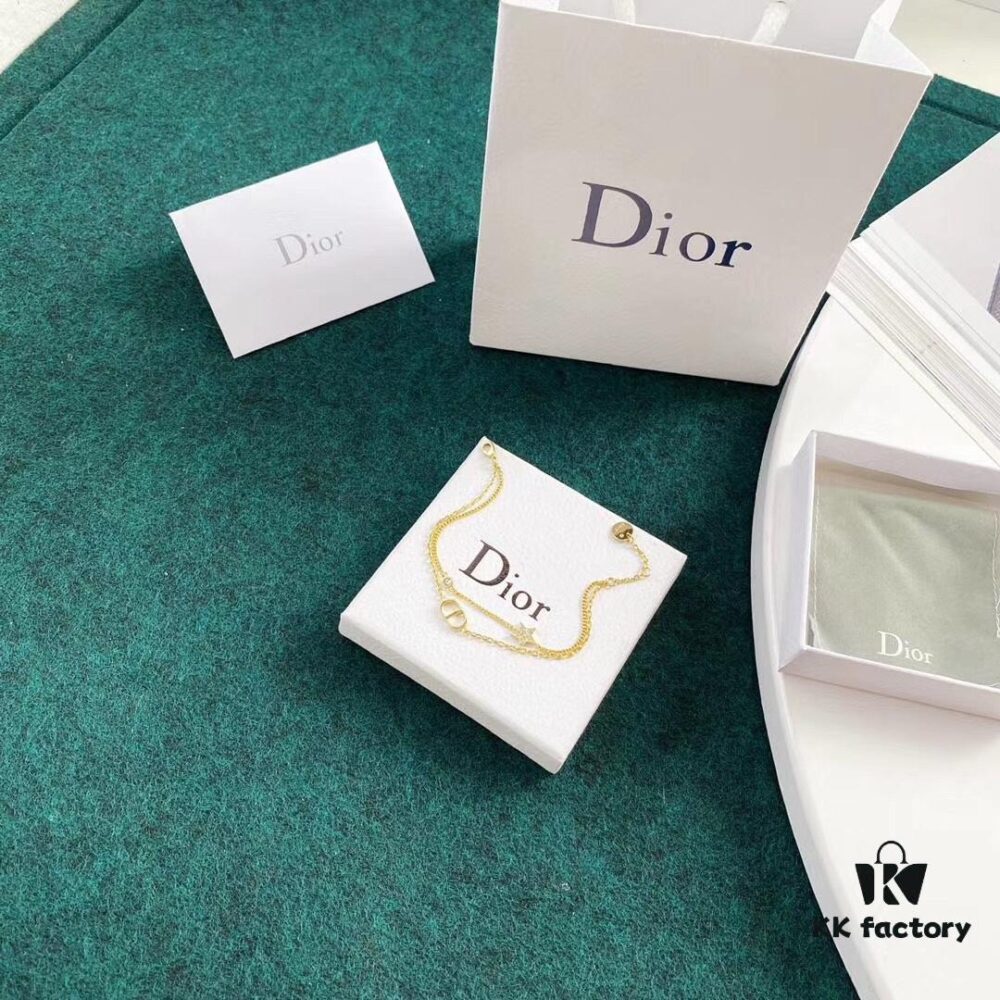 D's Star Double-Layer Bracelet, a cute and exquisite accessory that enhances happiness and serves as a meaningful treat for yourself