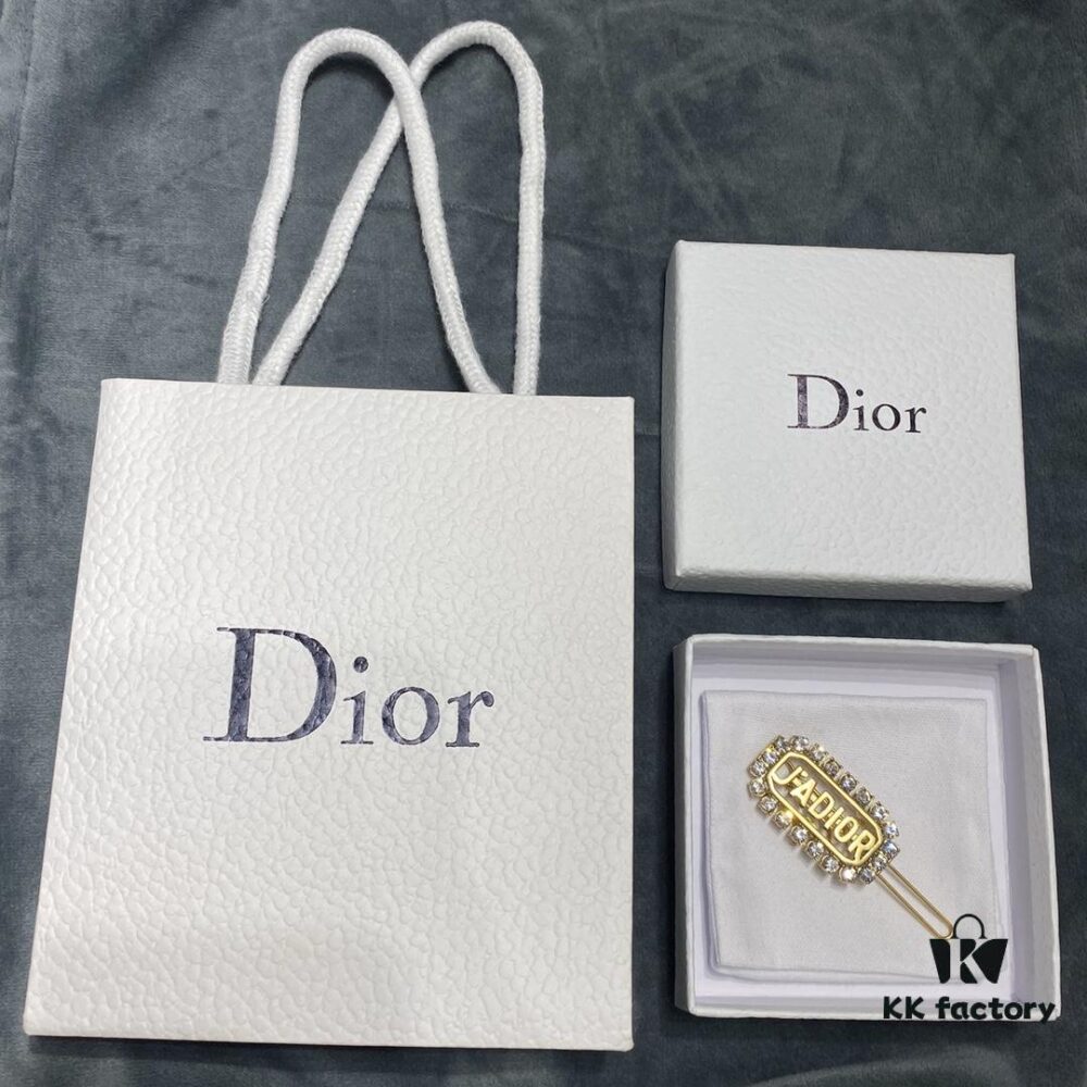 Dior Retro Copper Rhinestone JA Letter Square Hair Clip, Exuding Elegance Even Through the Screen, Must-Have 🌈💕