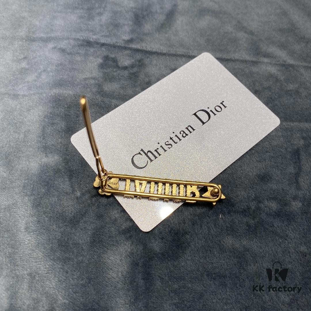 Dior Letter Hair Clip, Same Material as Counter Version, Classic Retro Style, Fashionable and Elegant Best-Selling Hair Accessory