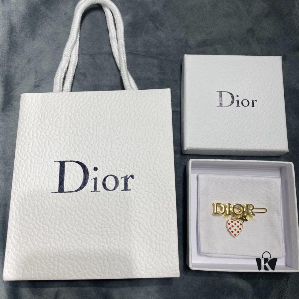 Dior Heart and Star Hair Clip, Exuding Delicate Elegance, Showcasing Outstanding Charm, Smooth Hardware Paired with Red Dot Heart is Perfect!