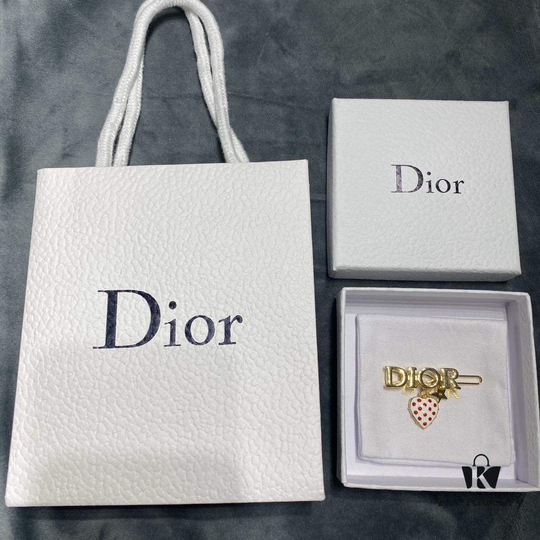 Dior Heart and Star Hair Clip, Exuding Delicate Elegance, Showcasing Outstanding Charm, Smooth Hardware Paired with Red Dot Heart is Perfect!