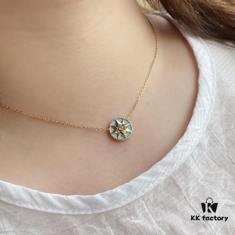 Dior Compass Necklace 😊 Victoire de Castellane Reinterprets Mr. Dior's Lucky Star – the Eight-pointed Star – with a Wind Rose Design, Adorned with Intertwined Wheat Sheaves That Swing Playfully on the Chain, Alternating Between a Hardstone Face and a Wind Rose Face