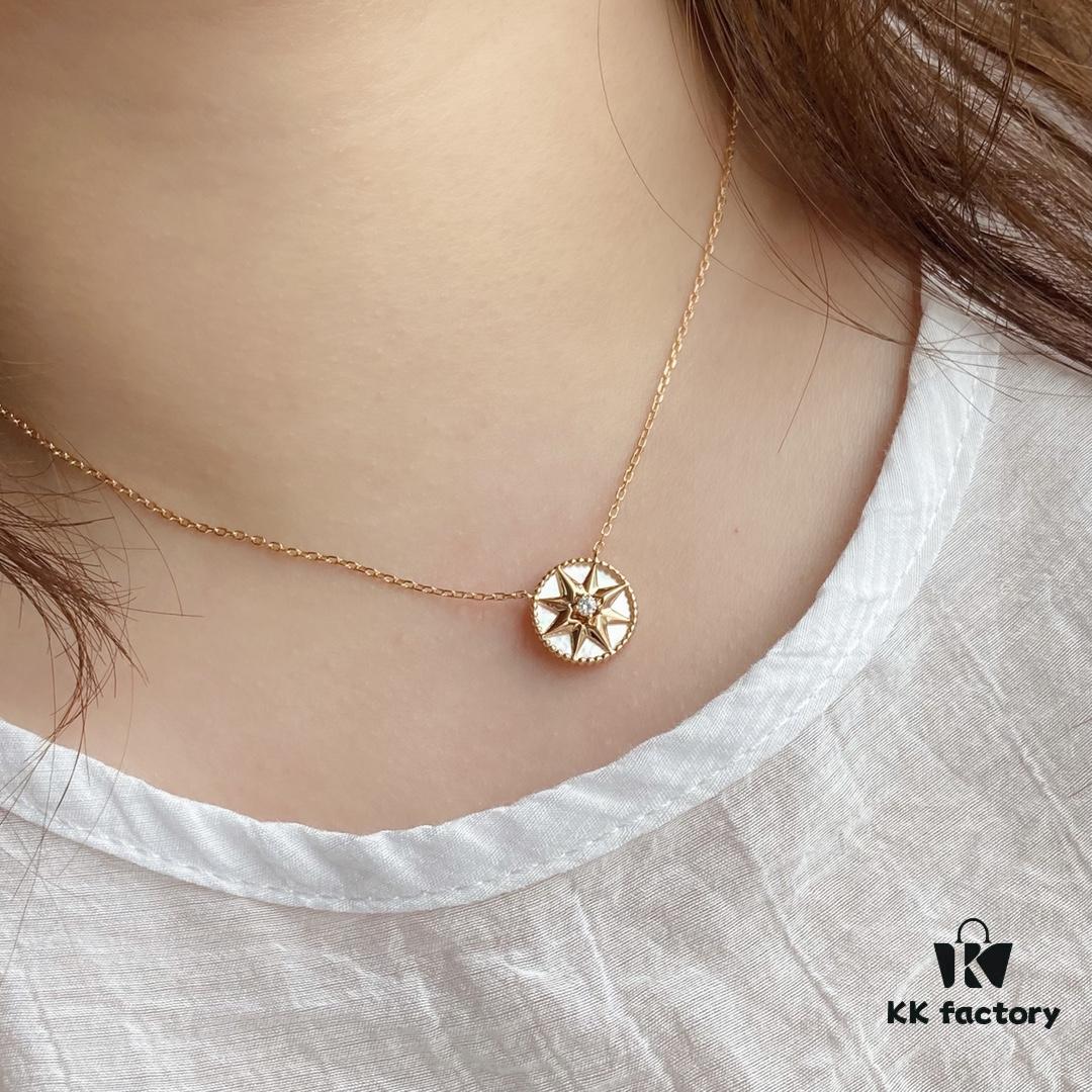 Dior Compass Necklace 😊 Victoire de Castellane Reinterprets Mr. Dior's Lucky Star – the Eight-pointed Star – with a Wind Rose Design, Adorned with Intertwined Wheat Sheaves That Swing Playfully on the Chain, Alternating Between a Hardstone Face and a Wind Rose Face