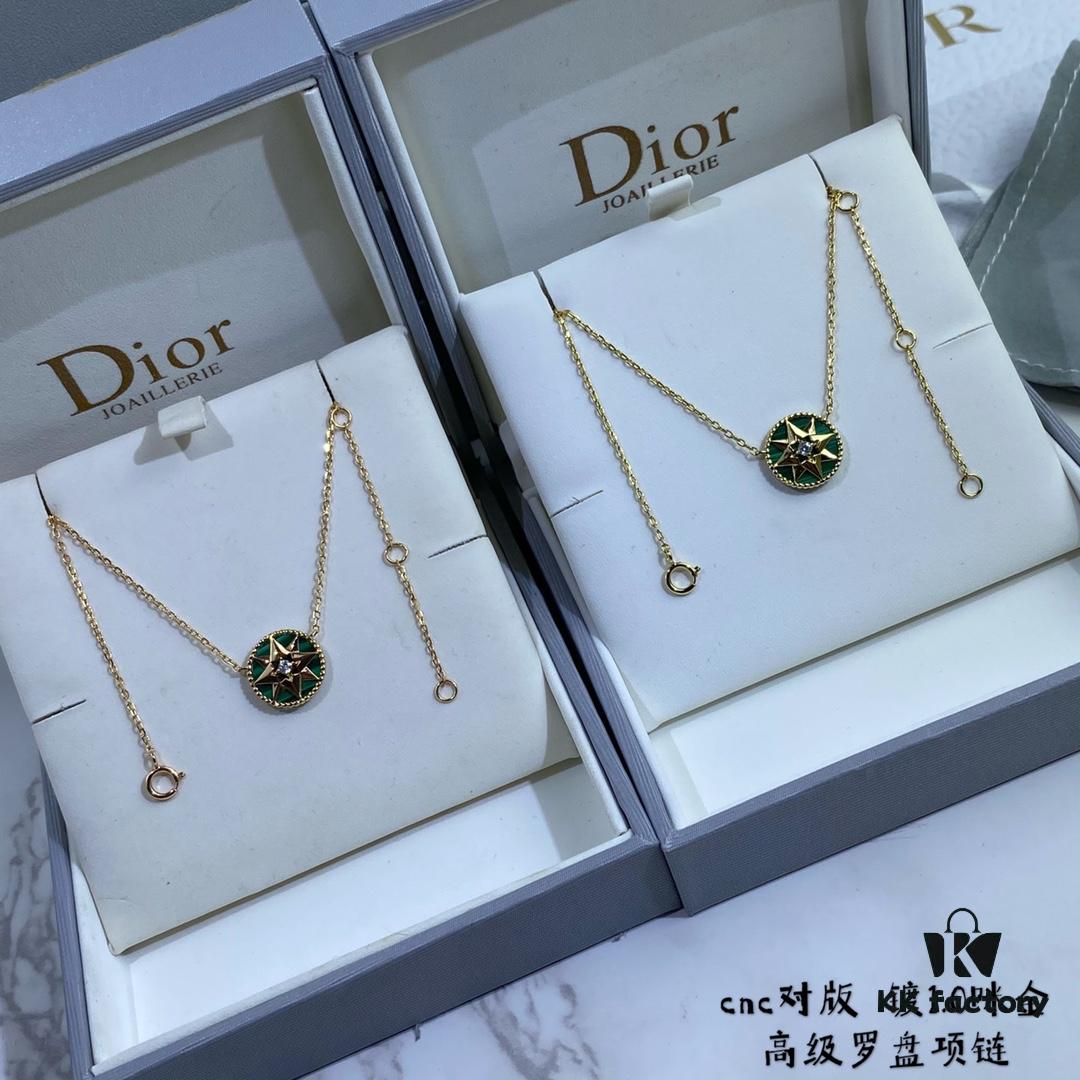 Dior Compass Necklace 😊 Victoire de Castellane Reinterprets Mr. Dior's Lucky Star – the Eight-pointed Star – with a Wind Rose Design, Adorned with Intertwined Wheat Sheaves That Swing Playfully on the Chain, Alternating Between a Hardstone Face and a Wind Rose Face