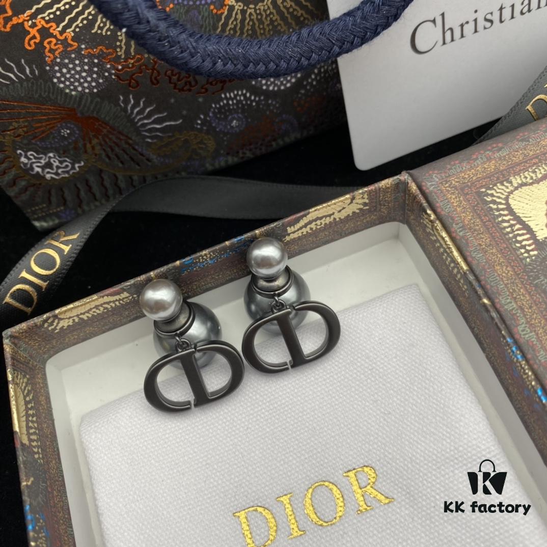 Dior New Letter Pearl Elegant Retro Stud Earrings