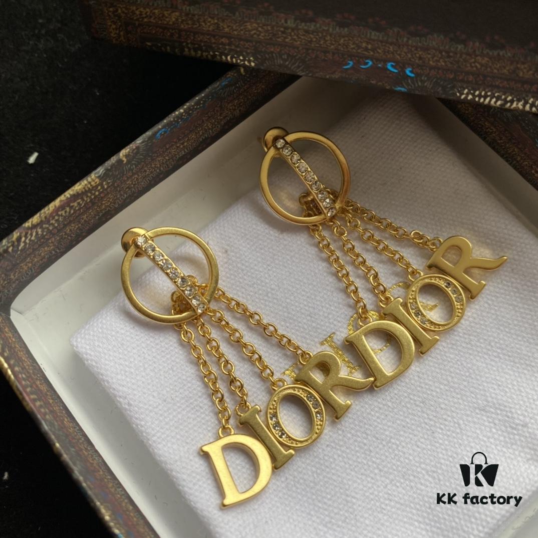 D Letter Diamond-Inlaid Tassel Fashion Earrings Stud ✨🤎