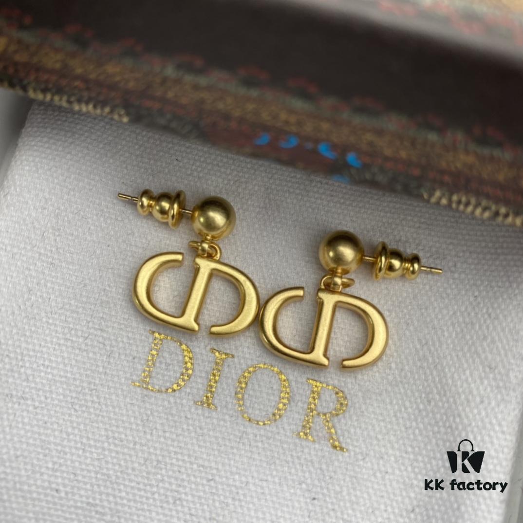 Dior New Style Letter Elegant Stud Earrings 🤎