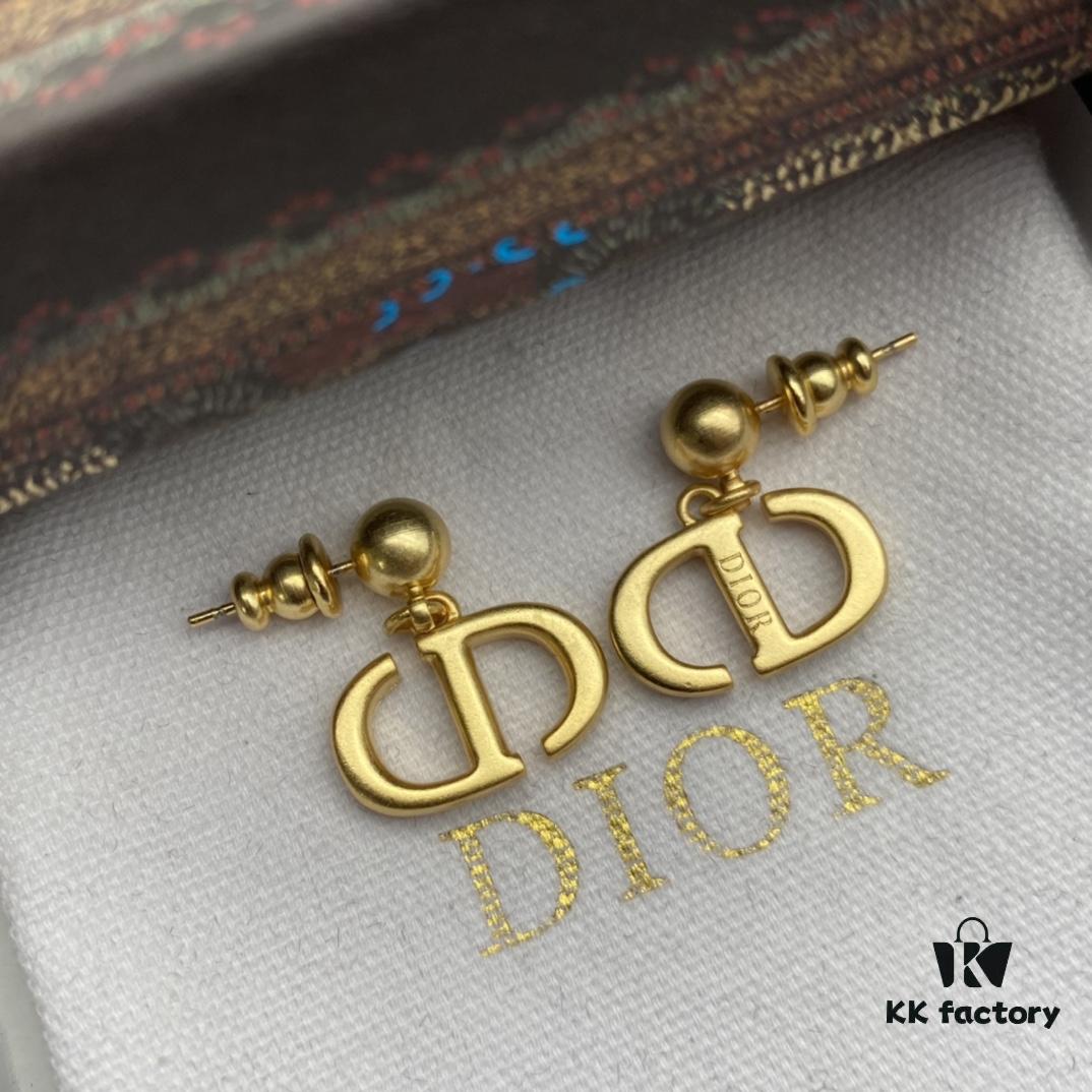 Dior New Style Letter Elegant Stud Earrings 🤎
