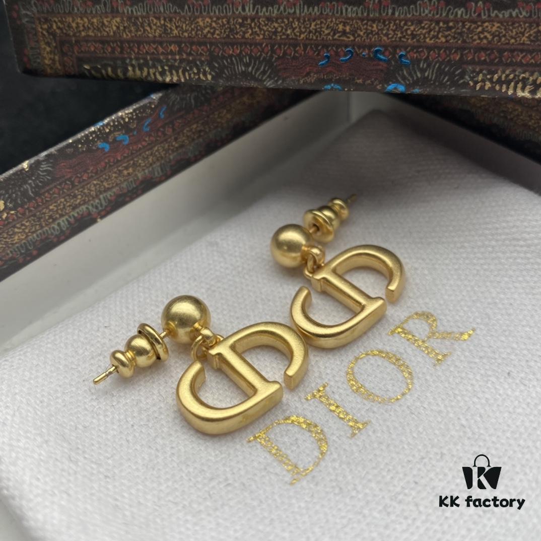 Dior New Style Letter Elegant Stud Earrings 🤎