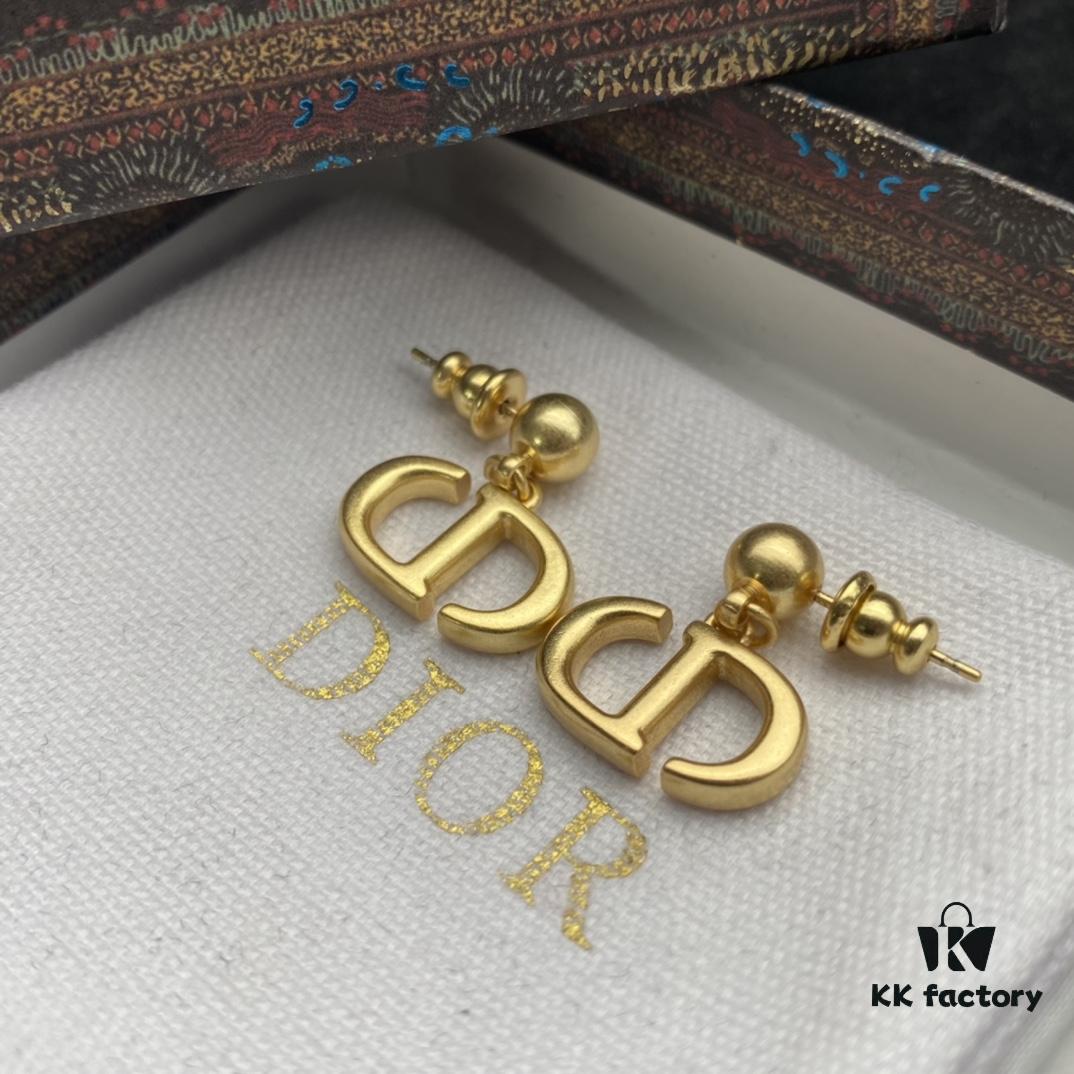 Dior New Style Letter Elegant Stud Earrings 🤎