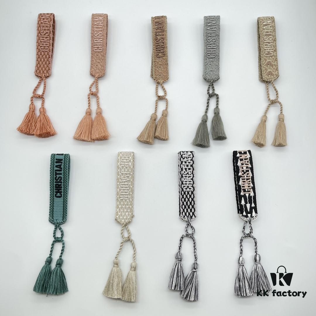 Dior Bracelet Top Version 🌟 Bottom Print Logo Clear, Full and Rounded ‼️ ZP Used for Sample Making, Already Quite Dirty and Worn  ️ One Very Notable Detail: The Font of the Letters is Intentionally Irregular, Not Neat and Uniform. Trust the Authentic Sample Design 🌟 Vintage, Aged Fashion Look, Upgraded Materials and Complex Craftsmanship, Same Style Worn by Numerous Celebrities – Grab Yours Now! New Colors Continuously Updated...