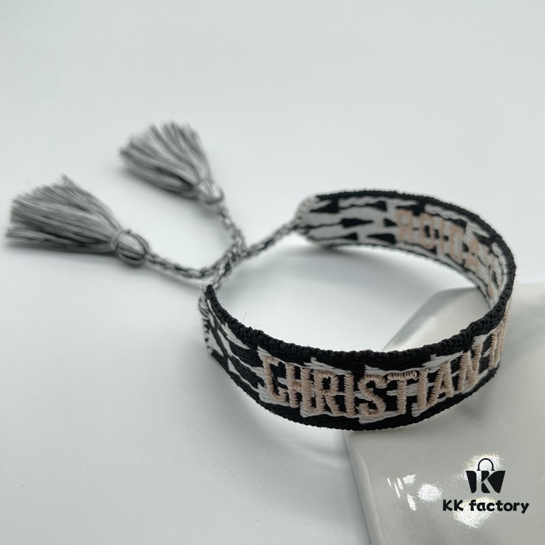 Dior Bracelet Top Version 🌟 Bottom Print Logo Clear, Full and Rounded ‼️ ZP Used for Sample Making, Already Quite Dirty and Worn  ️ One Very Notable Detail: The Font of the Letters is Intentionally Irregular, Not Neat and Uniform. Trust the Authentic Sample Design 🌟 Vintage, Aged Fashion Look, Upgraded Materials and Complex Craftsmanship, Same Style Worn by Numerous Celebrities – Grab Yours Now! New Colors Continuously Updated...