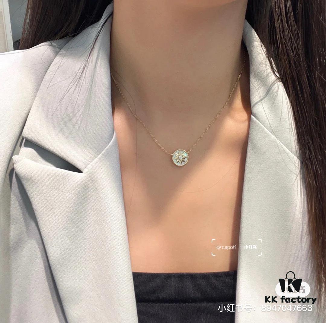 Dior Eight-Pointed Star Compass Mother-of-Pearl Necklace Wearing Image