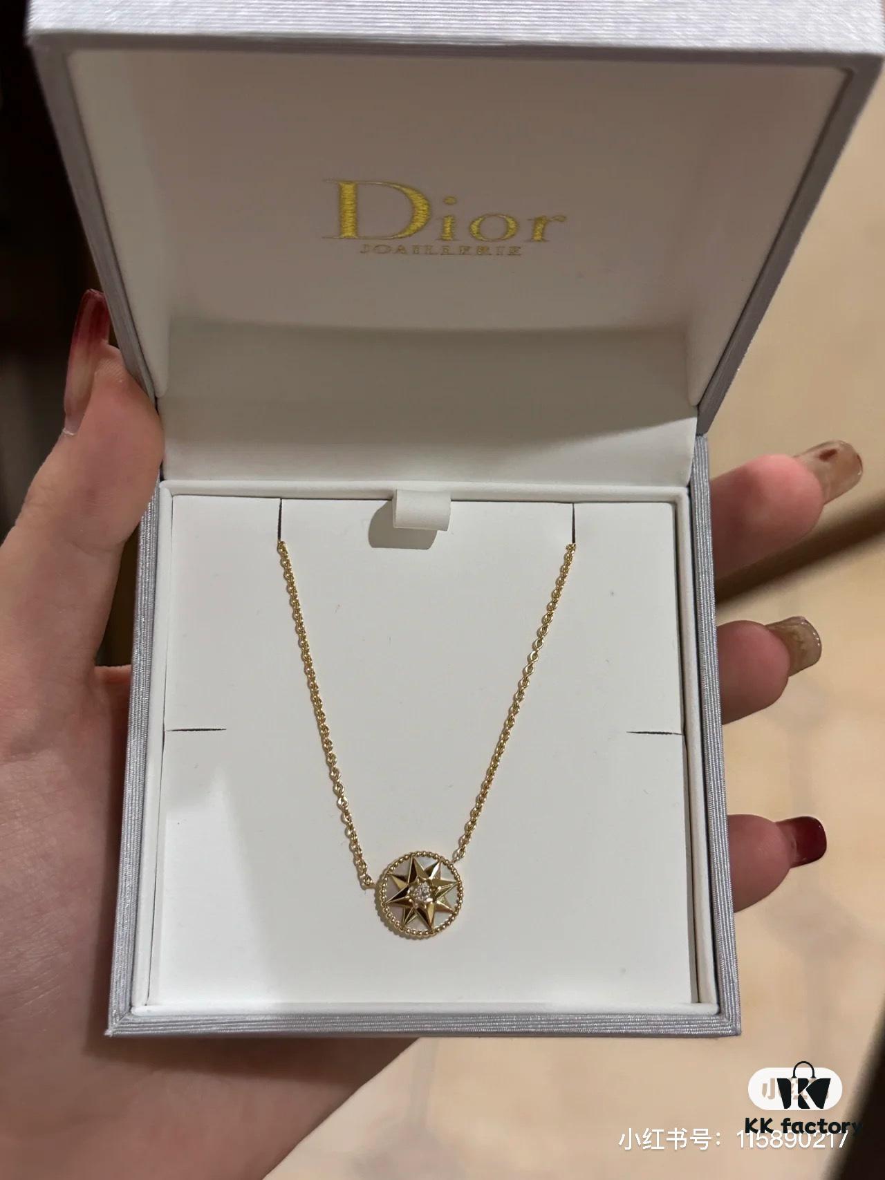 Dior Eight-Pointed Star Compass Mother-of-Pearl Necklace Wearing Image