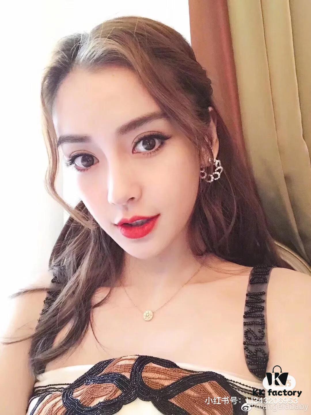 Dior Eight-Pointed Star Compass Mother-of-Pearl Necklace Wearing Image