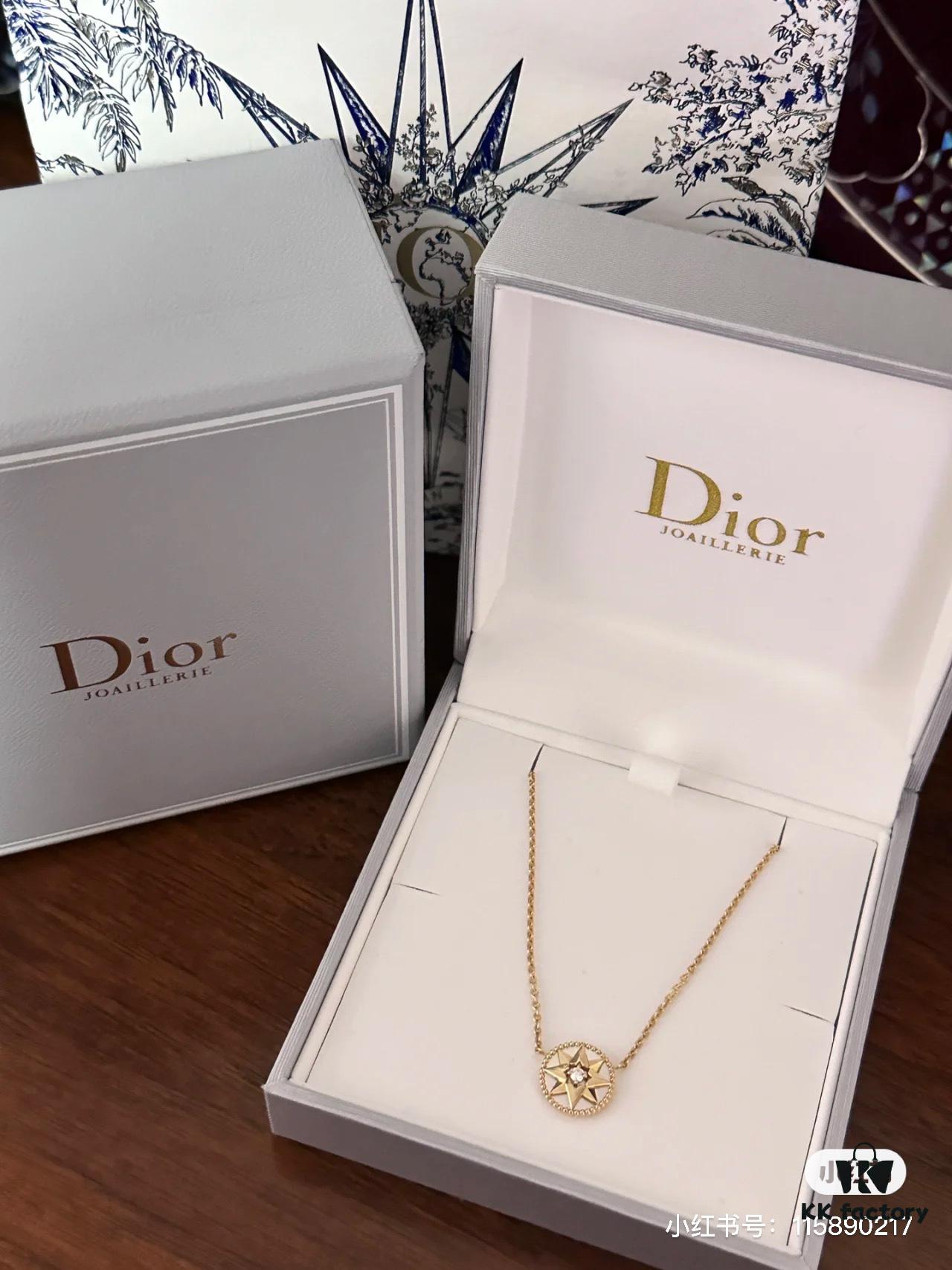 Dior Eight-Pointed Star Compass Mother-of-Pearl Necklace Wearing Image