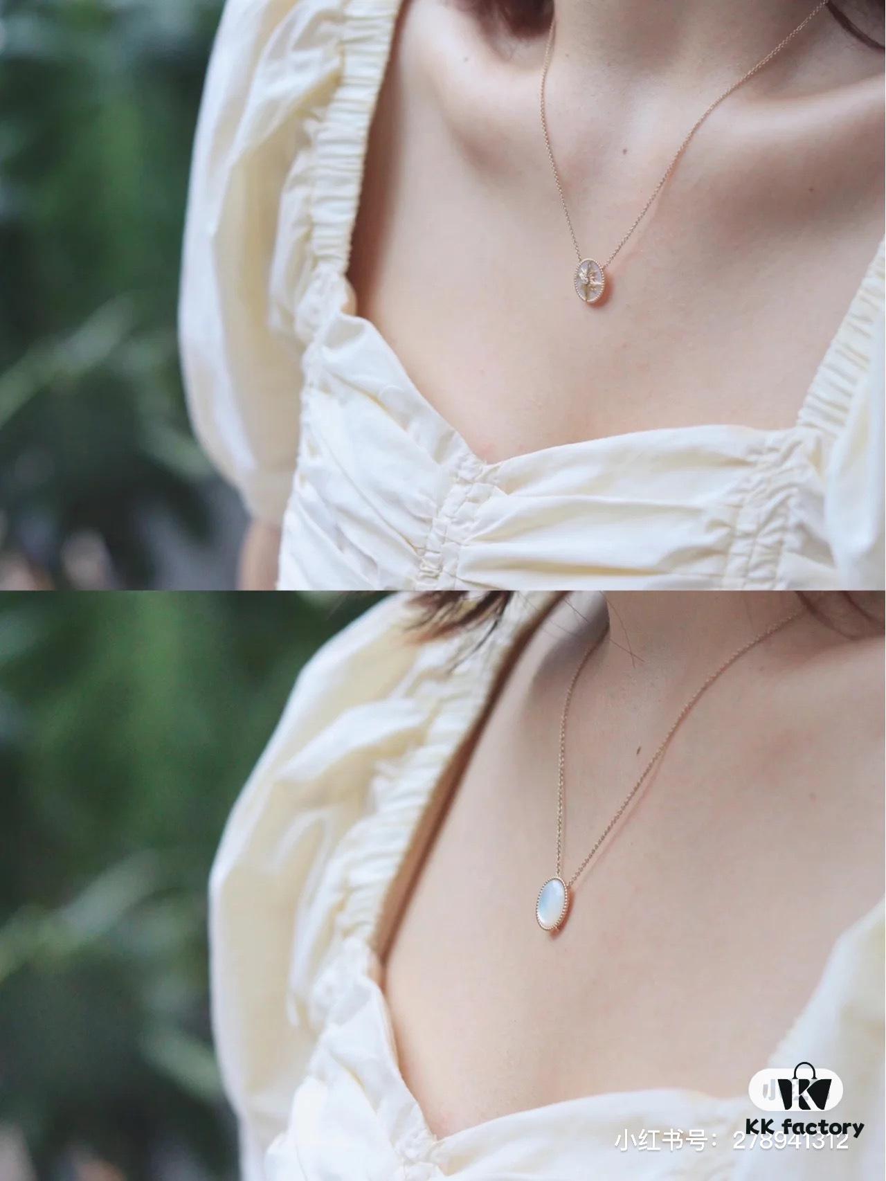 Dior Eight-Pointed Star Compass Mother-of-Pearl Necklace Wearing Image