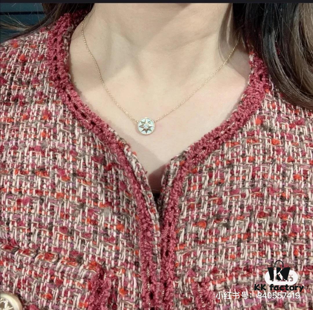 Dior Eight-Pointed Star Compass Mother-of-Pearl Necklace Wearing Image