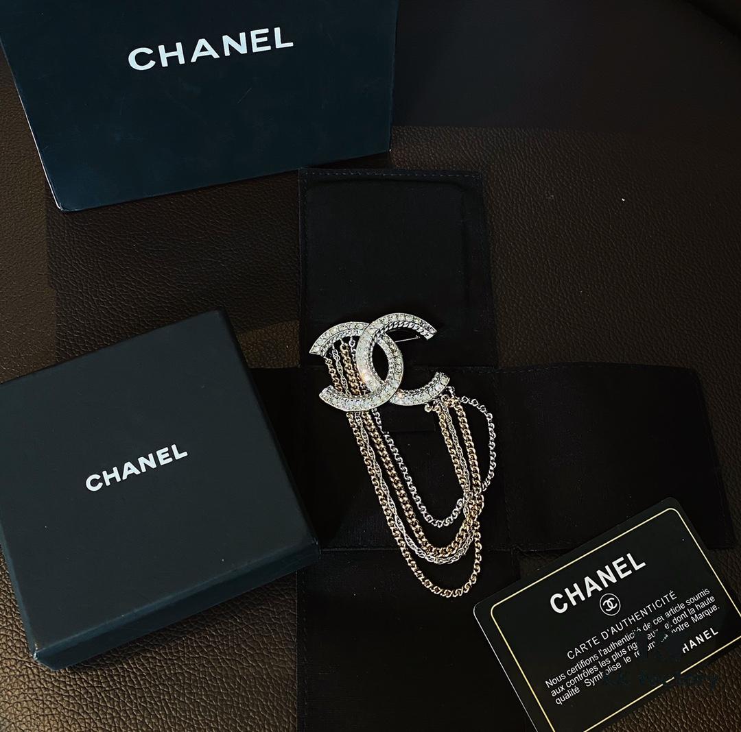 Xiaoxiang New Tassel Brooch, White Full Diamond Double C with Gold and Silver Chain, Elegant and Stylish Brooch with Rich Details, Beautiful When Worn, Genuine Quality Brass Material