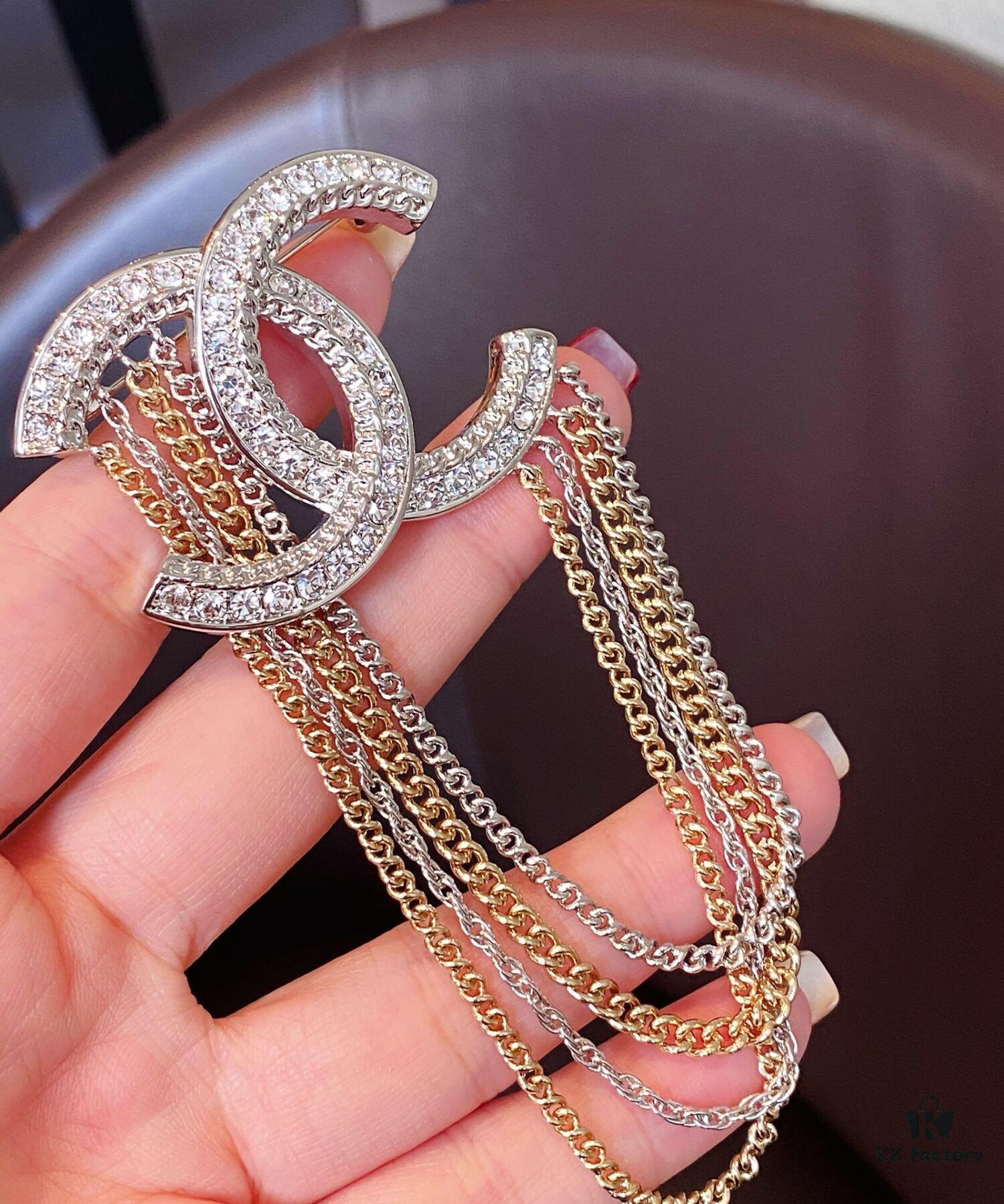 Xiaoxiang New Tassel Brooch, White Full Diamond Double C with Gold and Silver Chain, Elegant and Stylish Brooch with Rich Details, Beautiful When Worn, Genuine Quality Brass Material