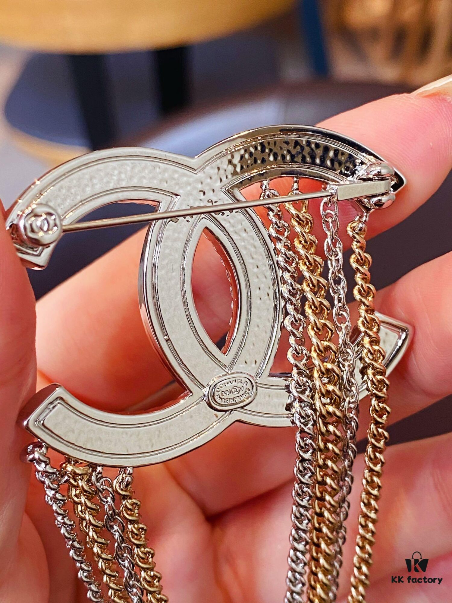 Xiaoxiang New Tassel Brooch, White Full Diamond Double C with Gold and Silver Chain, Elegant and Stylish Brooch with Rich Details, Beautiful When Worn, Genuine Quality Brass Material