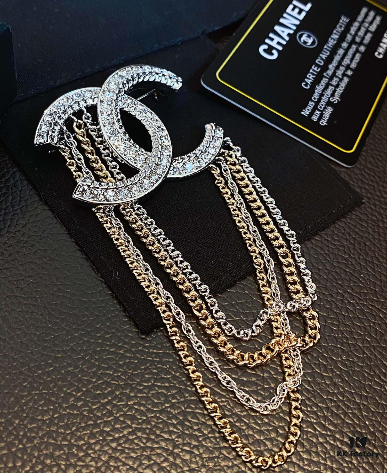 Xiaoxiang New Tassel Brooch, White Full Diamond Double C with Gold and Silver Chain, Elegant and Stylish Brooch with Rich Details, Beautiful When Worn, Genuine Quality Brass Material