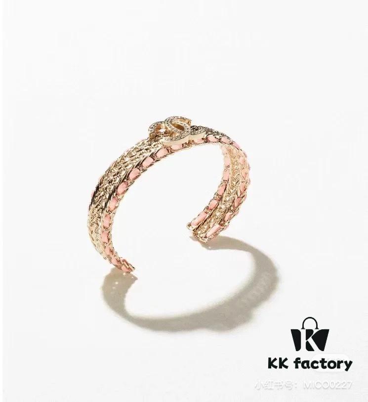 Xiaoxiang New Arrival 22chan Bestselling Pink Lambskin Bracelet 😍😍