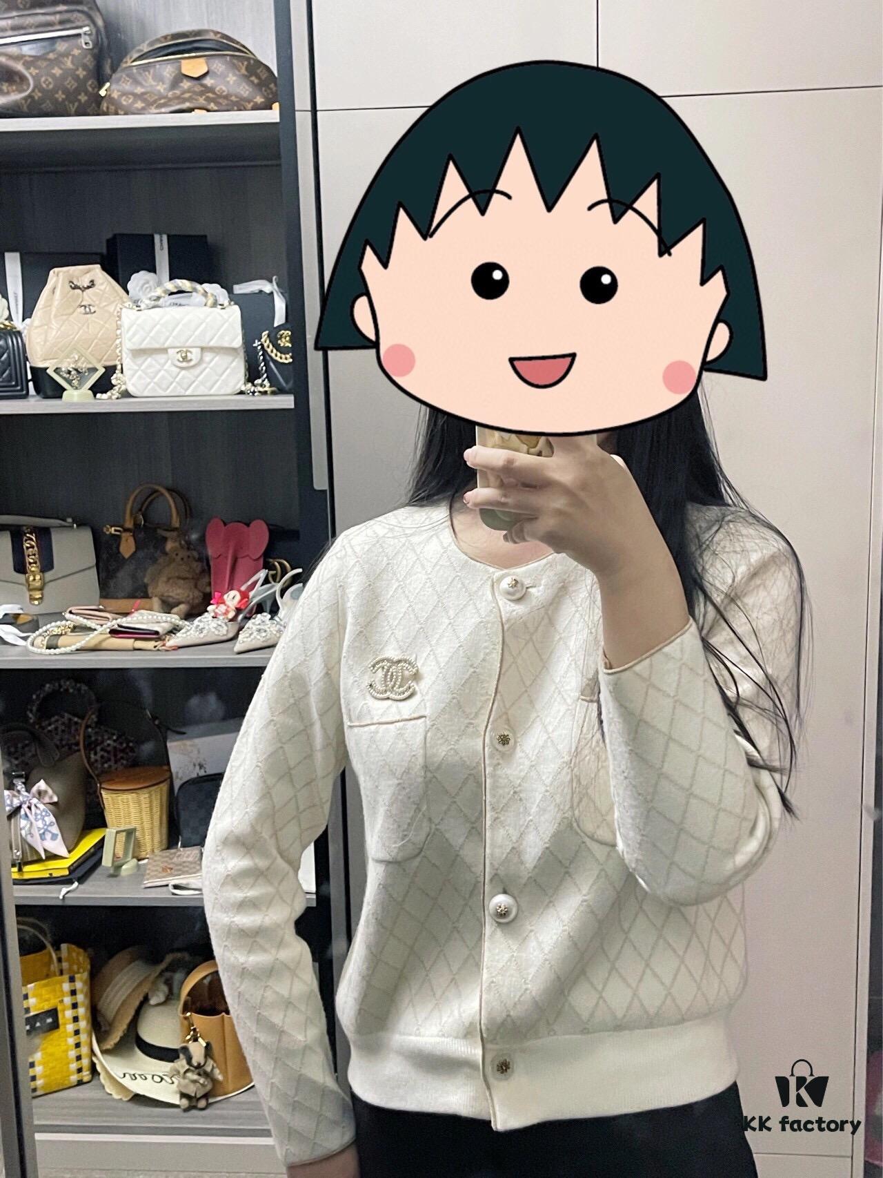 Xiaoxiang New Pearl Brooch, Small Pearl Trim Design with Full Rhinestone Double C Shape