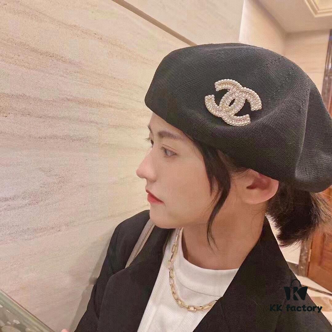 Xiaoxiang New Pearl Brooch, Small Pearl Trim Design with Full Rhinestone Double C Shape