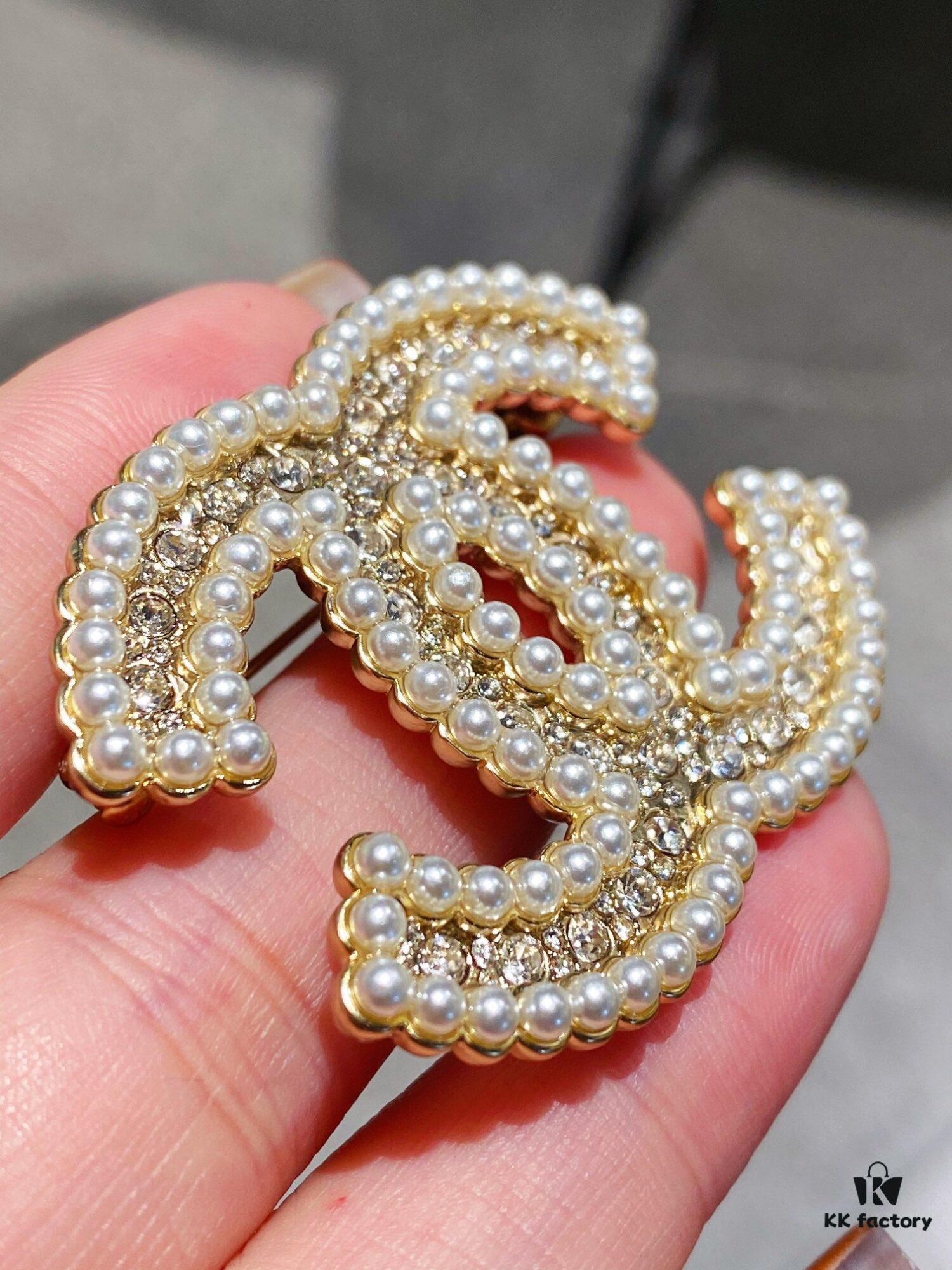 Xiaoxiang New Pearl Brooch, Small Pearl Trim Design with Full Rhinestone Double C Shape