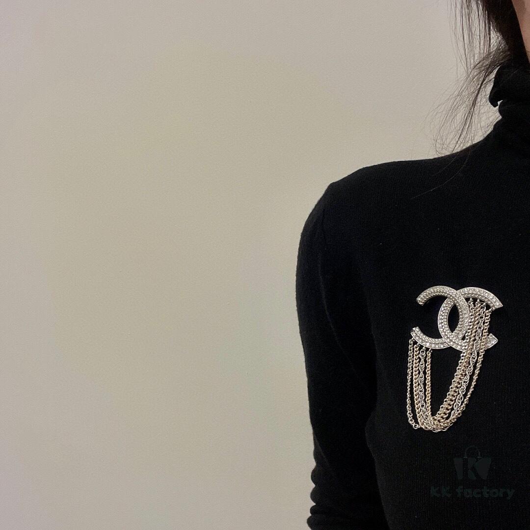 Xiaoxiang New Tassel Brooch, White Full Diamond Double C with Gold and Silver Chain, Elegant and Stylish Brooch with Rich Details, Beautiful When Worn, Genuine Quality Brass Material