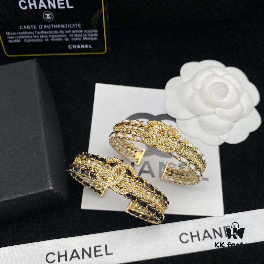 Xiaoxiang New 22 Bestseller Black and White Leather Cuff Bracelet 😍😍