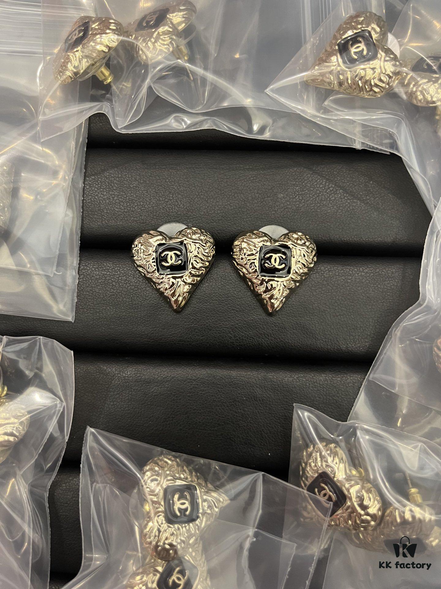 Xiaoxiang New Retro Style Black and Gold Pink Heart Stud Earrings