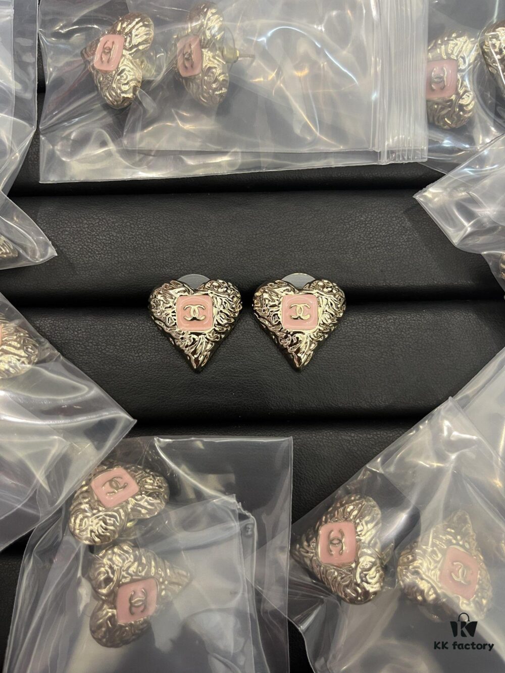 Xiaoxiang New Retro Style Black and Gold Pink Heart Stud Earrings