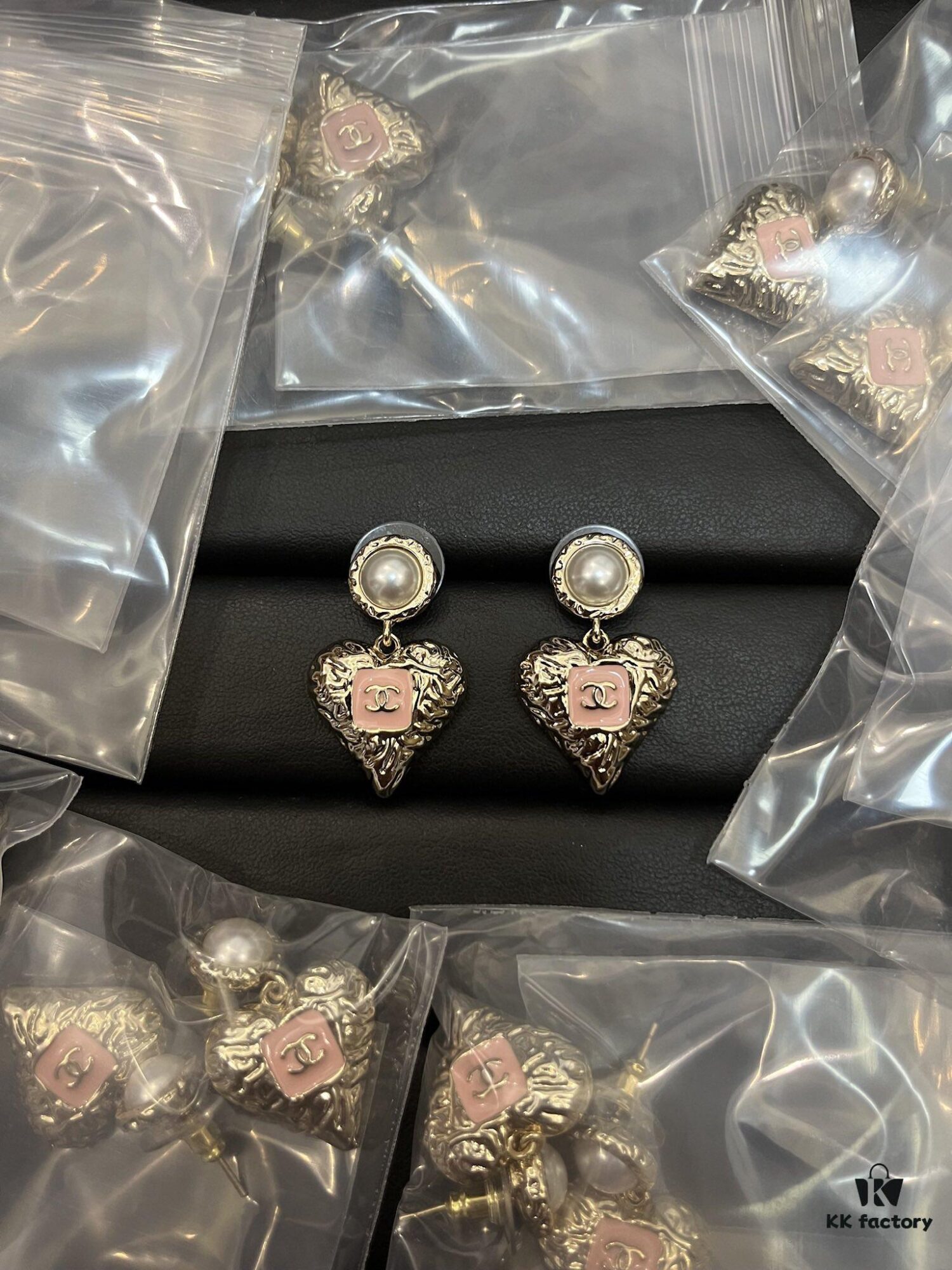 Xiaoxiang New Vintage-style Metal Heart Earrings Black Pink