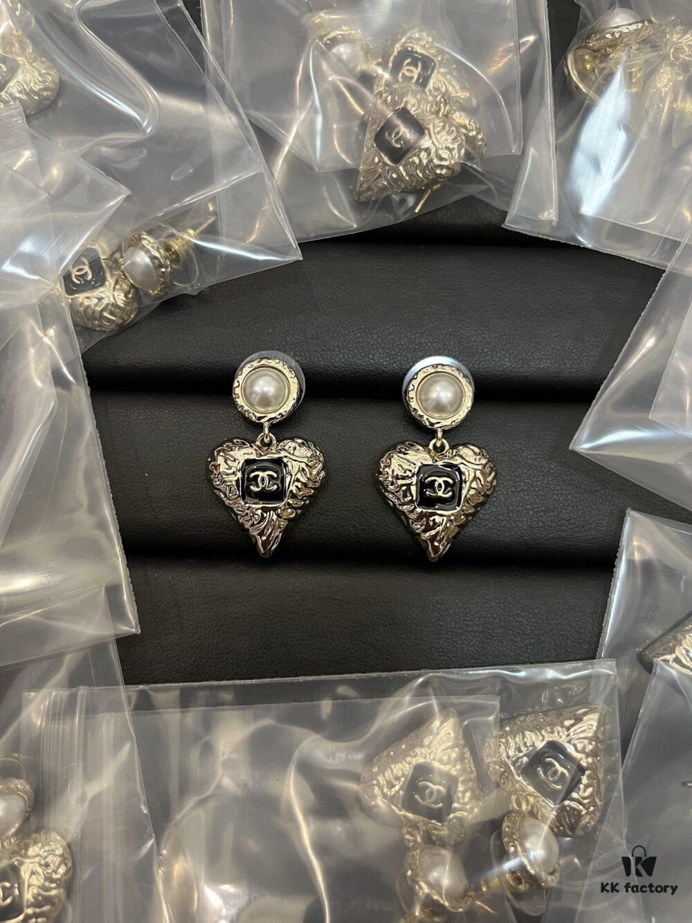 Xiaoxiang New Vintage-style Metal Heart Earrings Black Pink