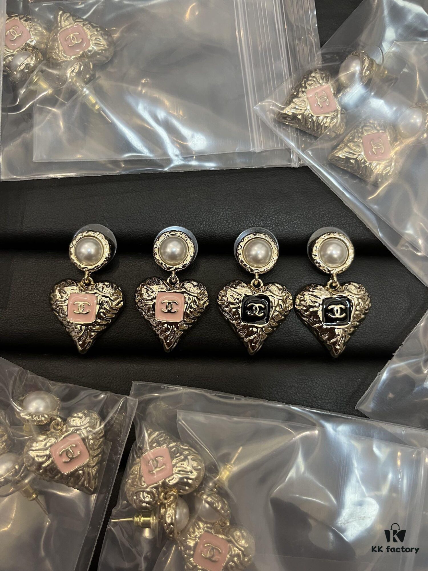 Xiaoxiang New Vintage-style Metal Heart Earrings Black Pink