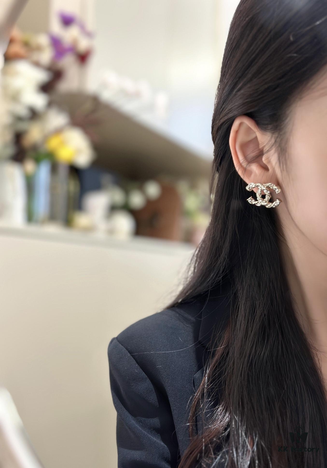 Xiao Xiang New Twist Braided Double C Pearl Pink Diamond Stud Earrings