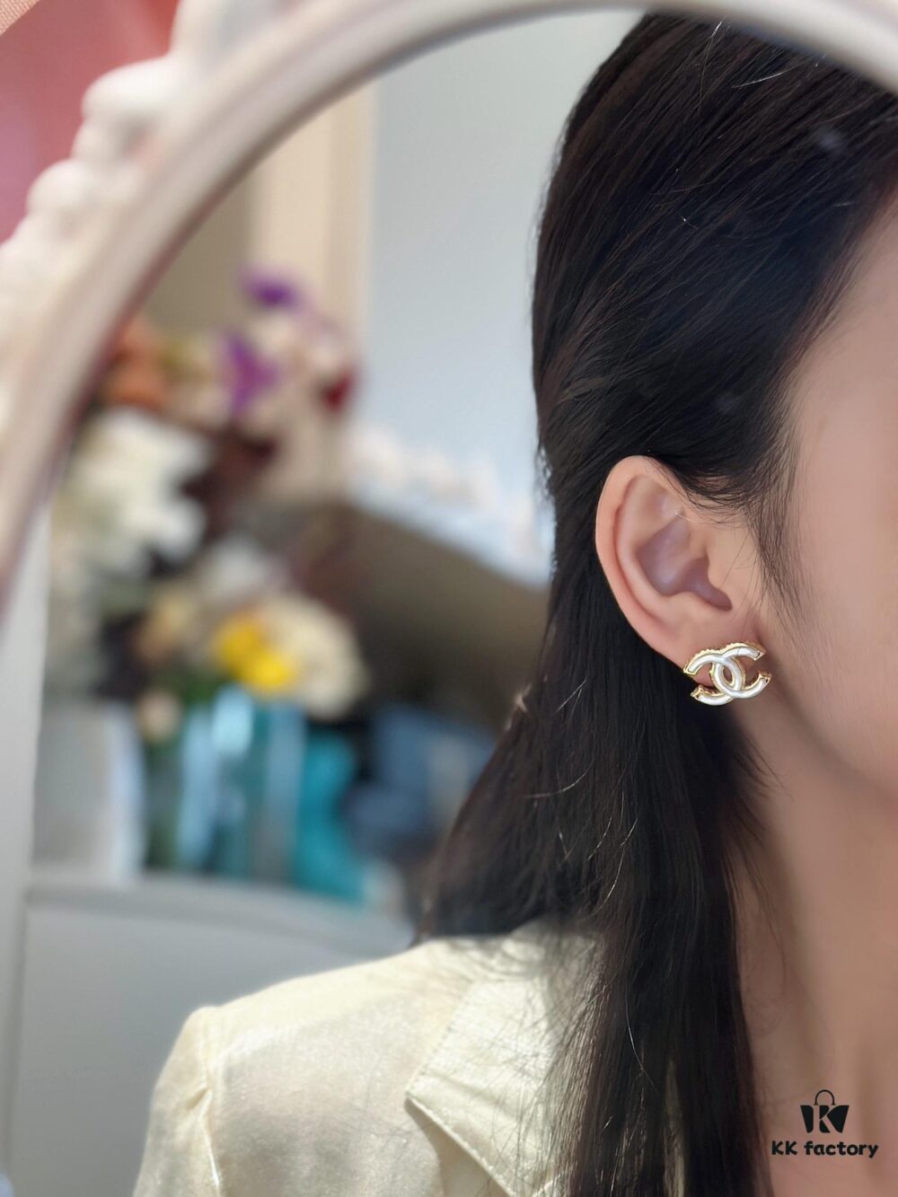Xiao Xiang New Model Enamel Gold-Edged White Double C Stud Earrings 🤍