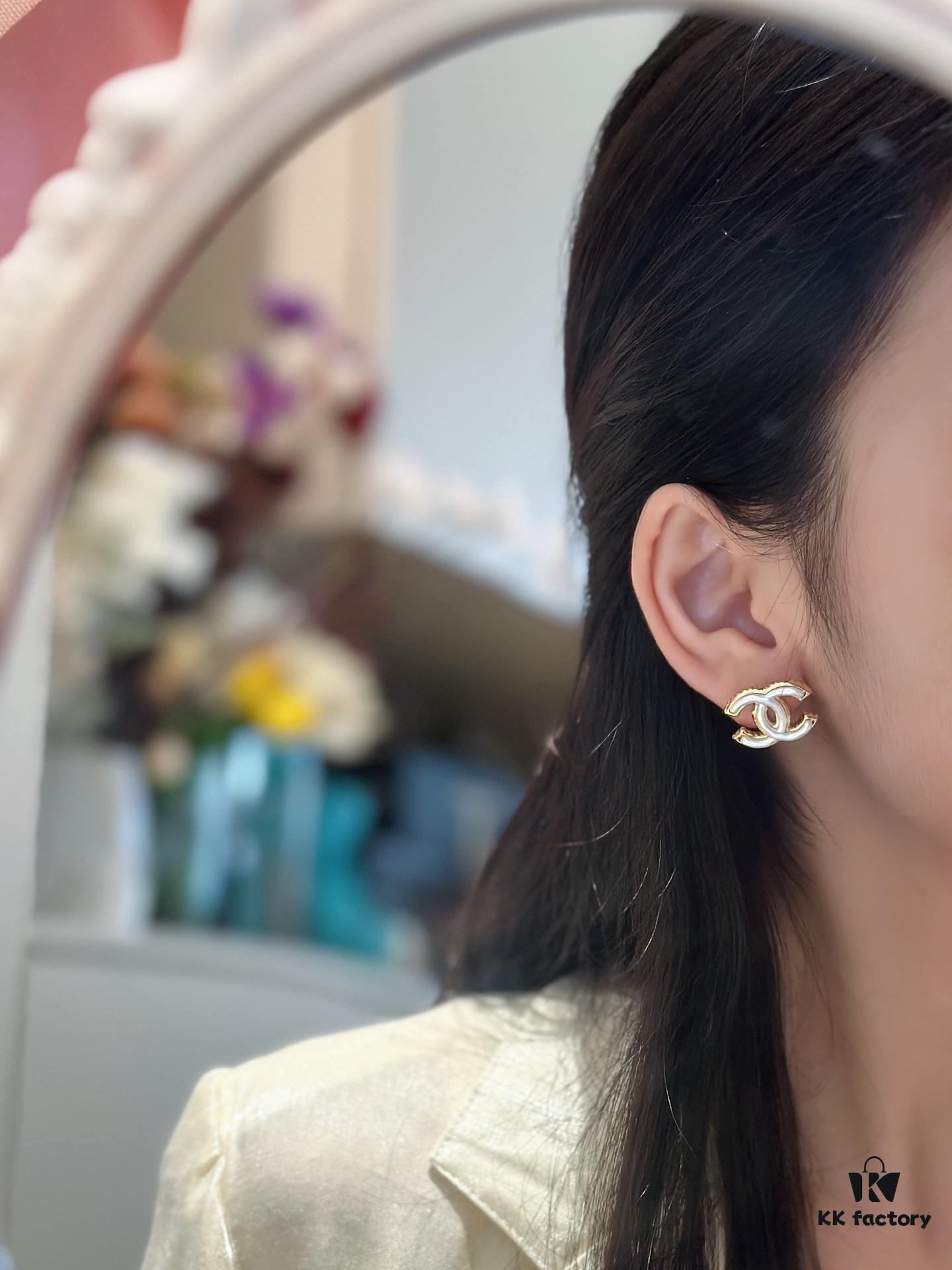 Xiao Xiang New Model Enamel Gold-Edged White Double C Stud Earrings 🤍