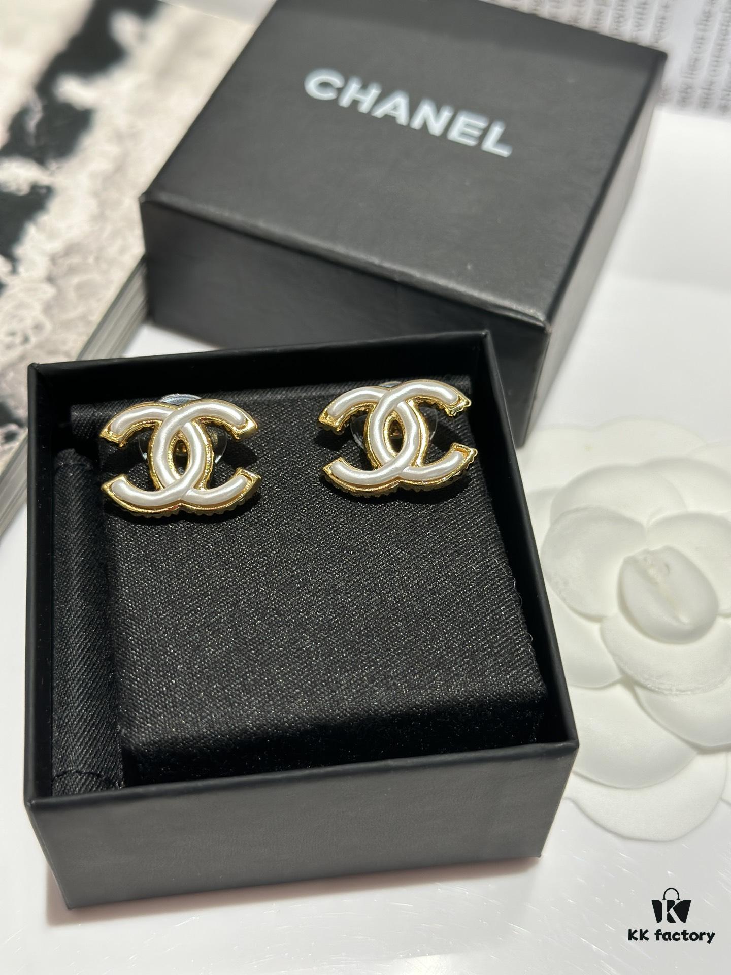 Xiao Xiang New Model Enamel Gold-Edged White Double C Stud Earrings 🤍