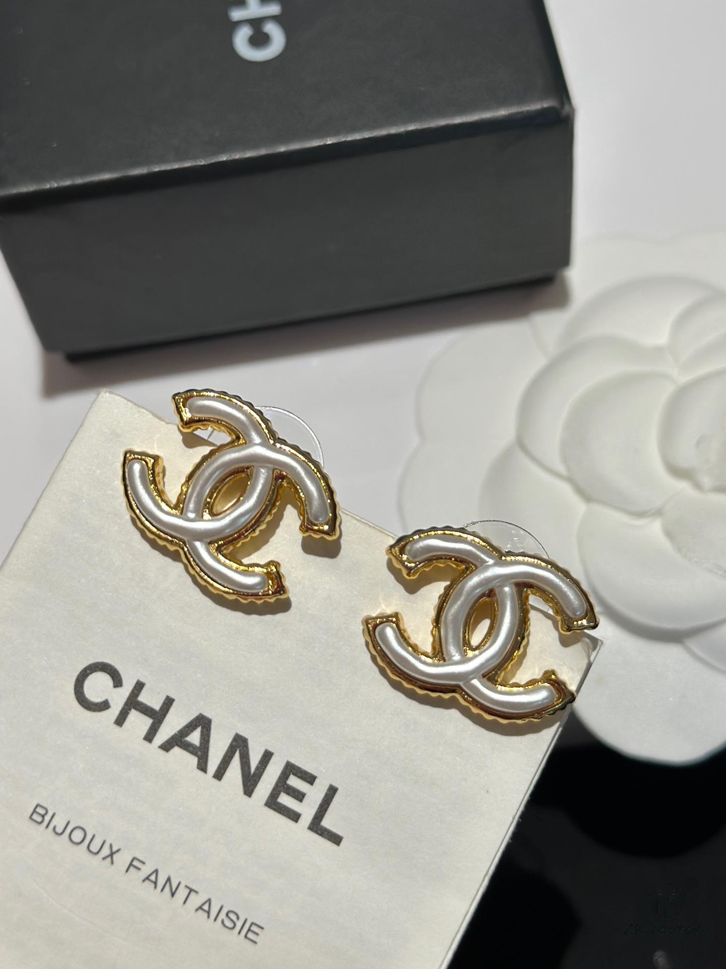 Xiao Xiang New Model Enamel Gold-Edged White Double C Stud Earrings 🤍