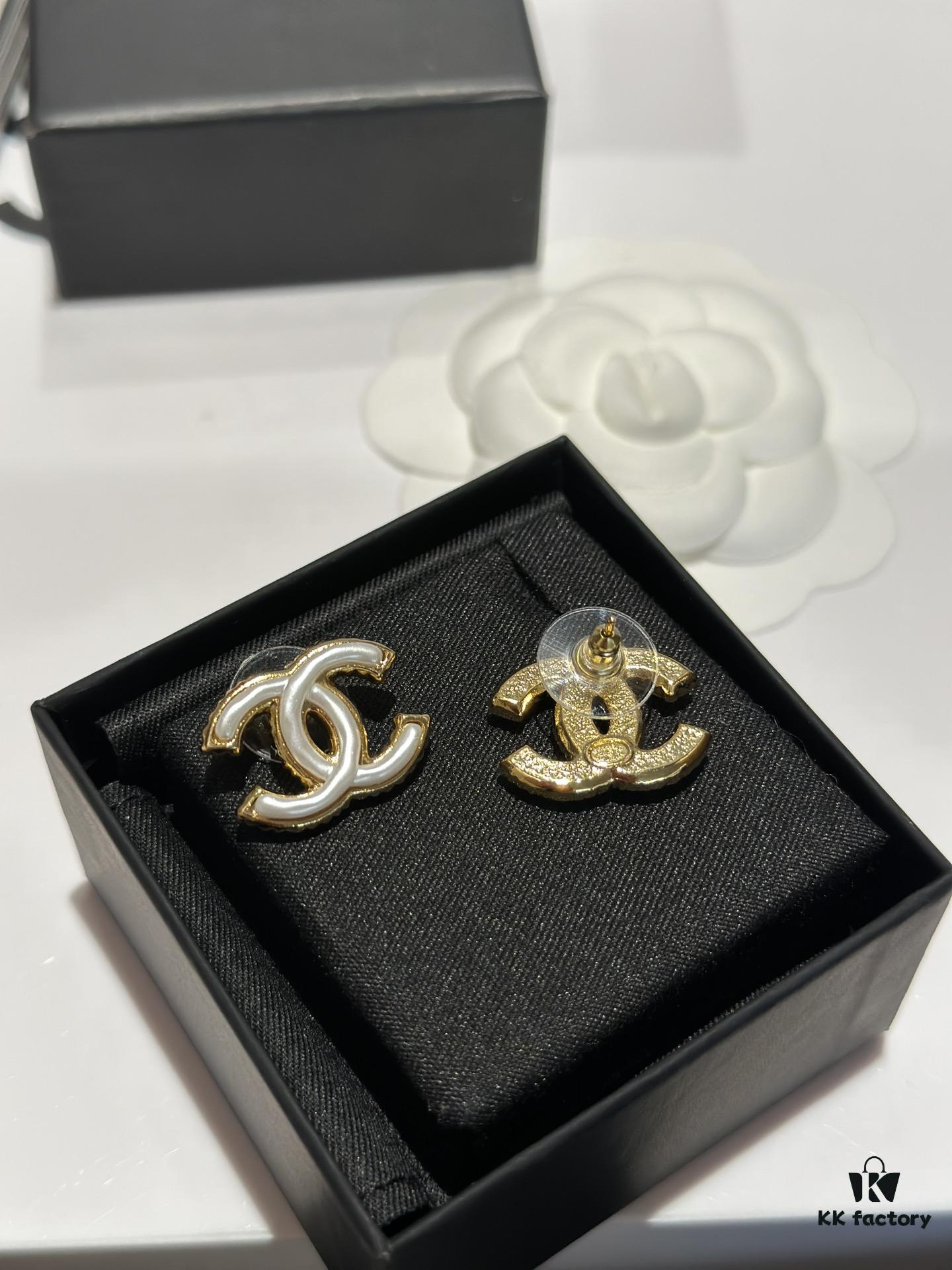 Xiao Xiang New Model Enamel Gold-Edged White Double C Stud Earrings 🤍