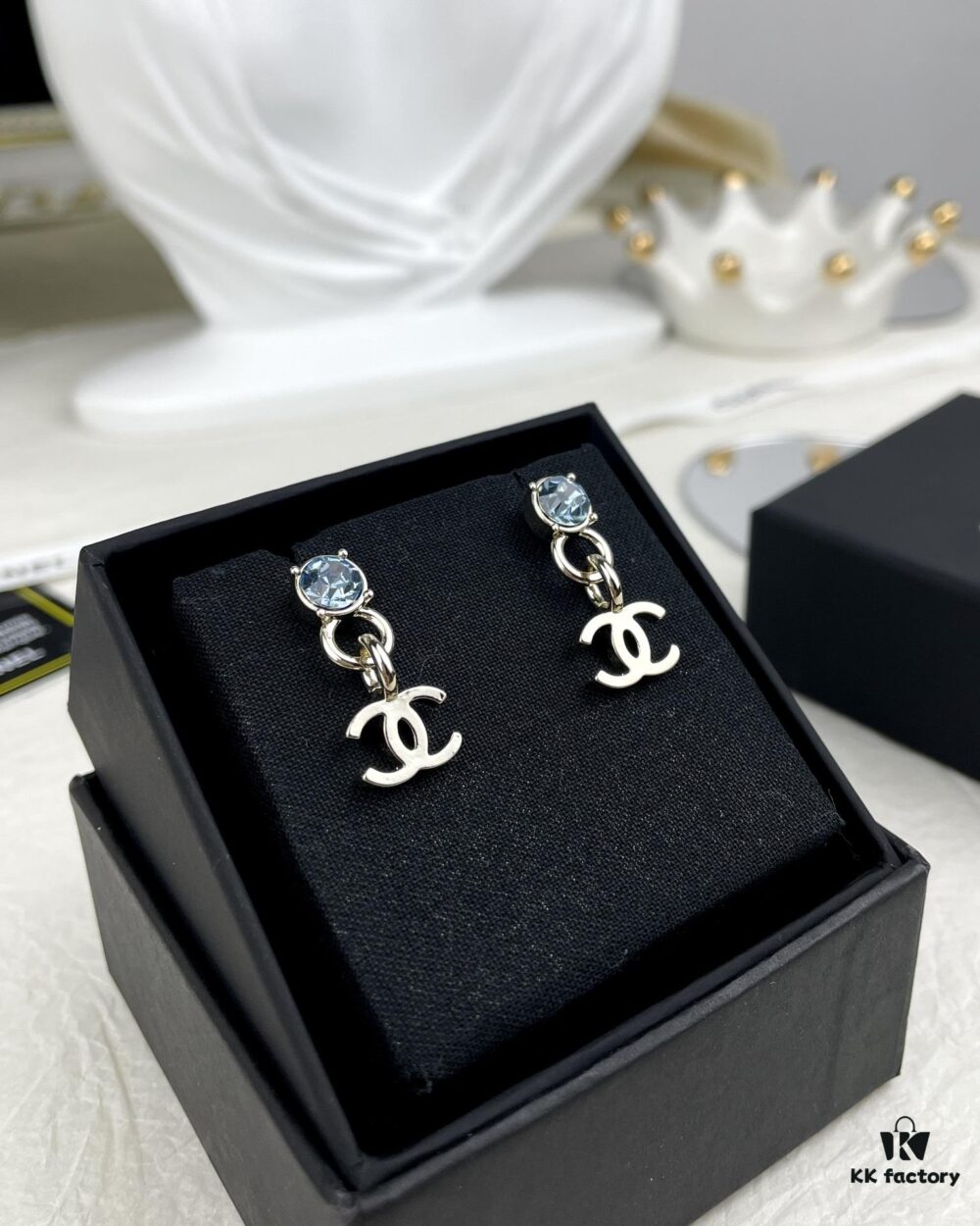 Xiaoxiang New Arrival Light Blue Rhinestone Round Double C Pendant Earrings