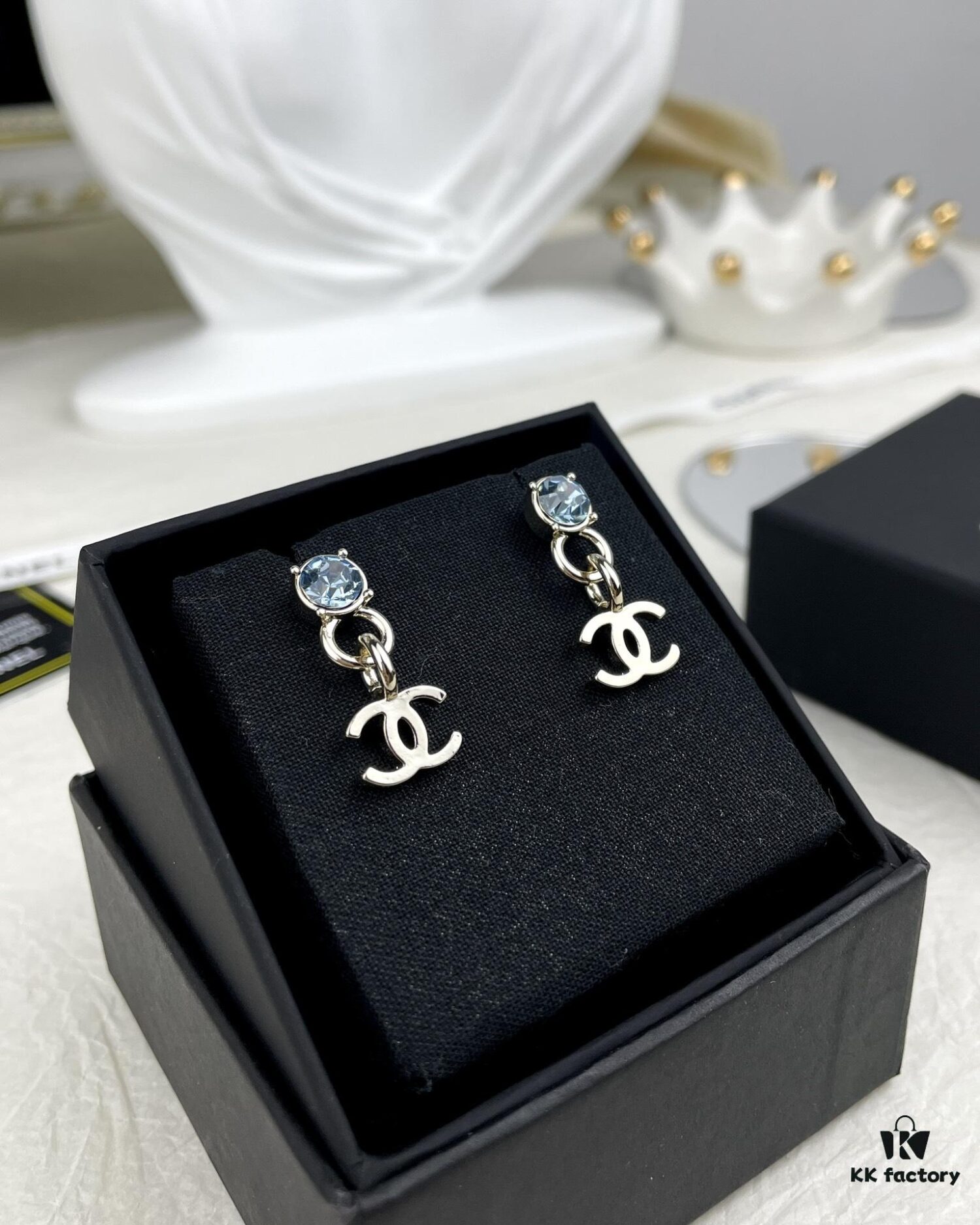 Xiaoxiang New Arrival Light Blue Rhinestone Round Double C Pendant Earrings