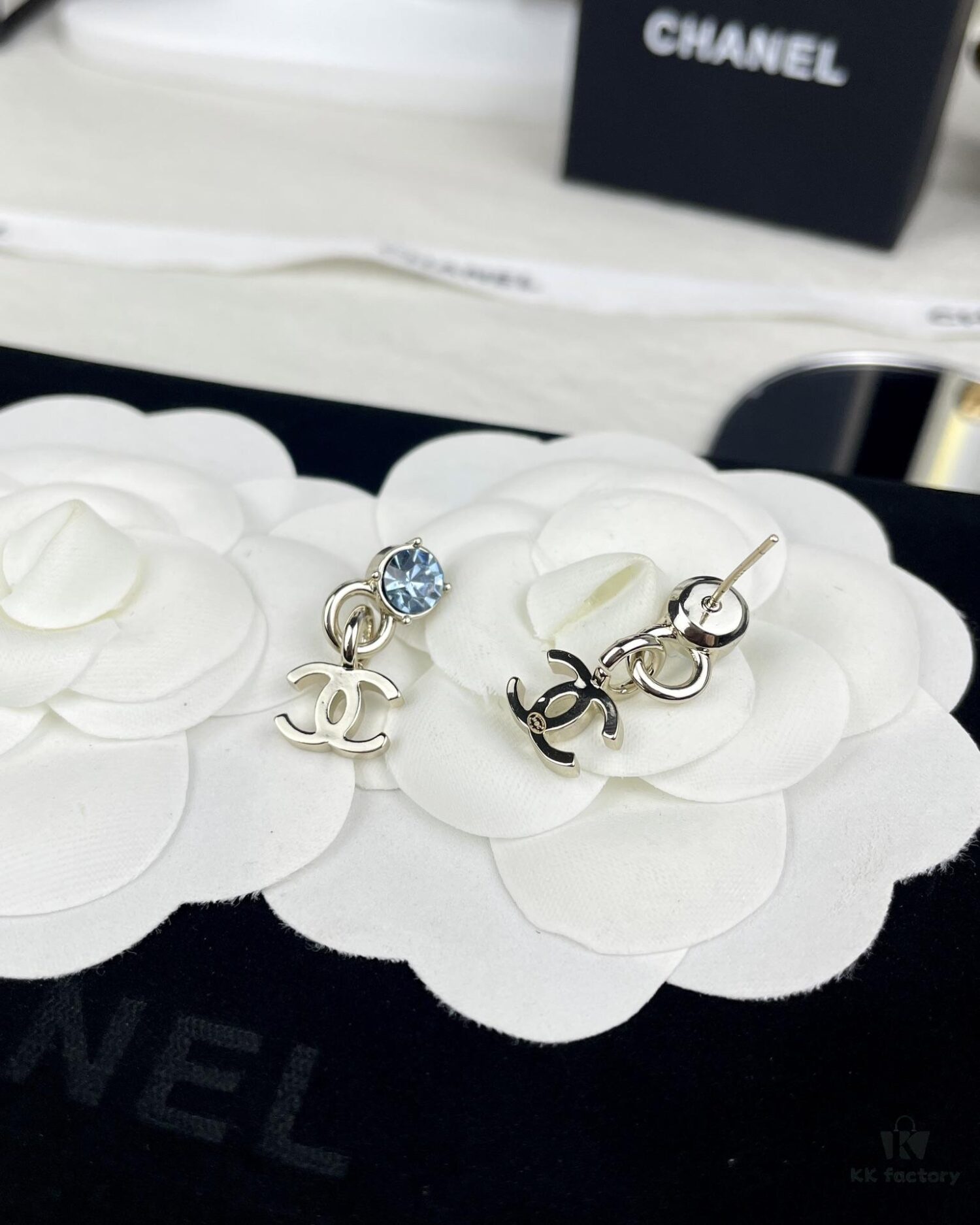 Xiaoxiang New Arrival Light Blue Rhinestone Round Double C Pendant Earrings