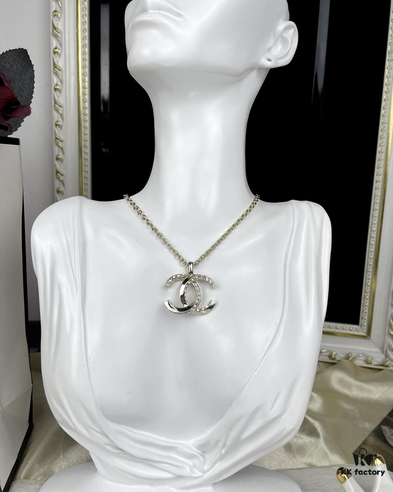 CHANE New Style Collarbone Chain with Twisted Edge and Rhinestone Detail Necklace